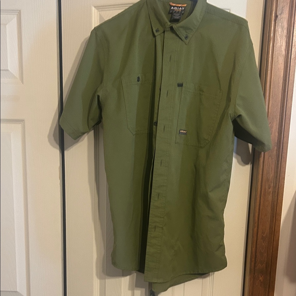 Clean out! Bundle every item $5.Ariat Men's Olive Shirt Jacket